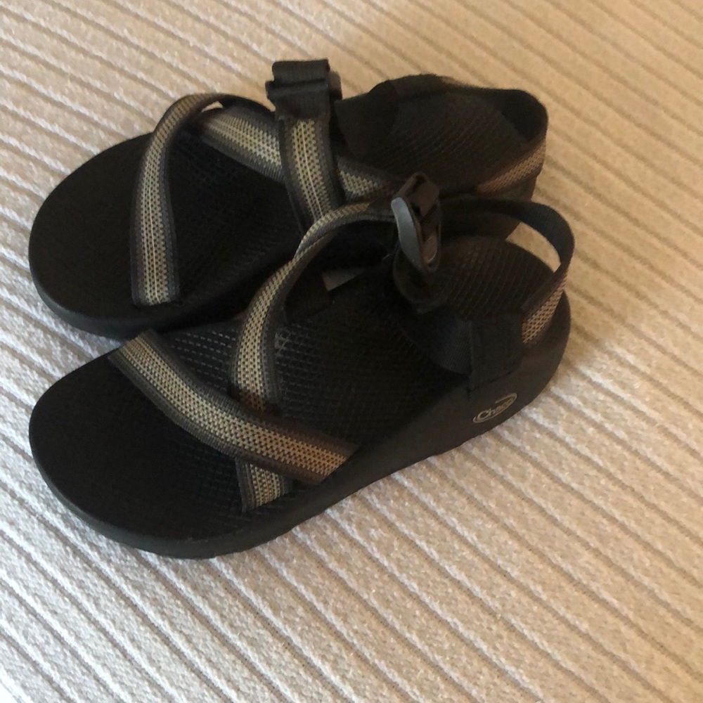 Woman’s black & gray spring strappy adjustable Chaco - Picture 2 of 9